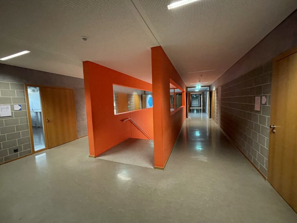 Modernes Schulgebäude